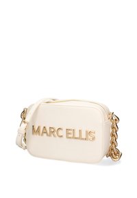 Borsa a tracolla in pelle sintetica bianca con logo dorato "MARC ELLIS" e tracolla a catena. Forma rettangolare, texture liscia, chiusura a zip.