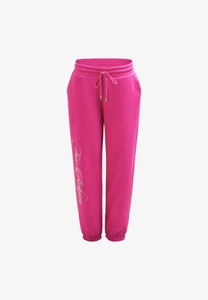 Fuksjowe dresy z elastycznym paskiem w talii, regulowanym sznurkiem i zwężanymi nogawkami, z ozdobnym napisem z kryształków na jednej nodze.