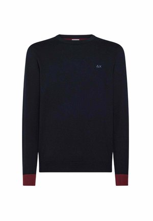 Pullover in maglina di colore blu navy con maniche lunghe, scollo rotondo e polsini bordeaux. Presenta un piccolo logo nella parte superiore sinistra del petto.