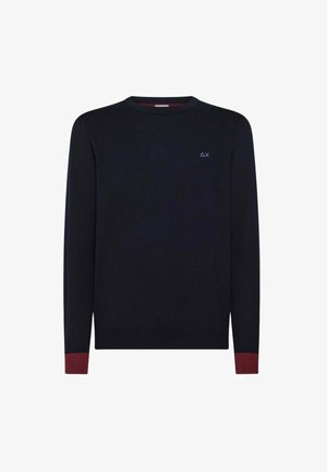 Pullover in maglina di colore blu navy con maniche lunghe, scollo rotondo e polsini bordeaux. Presenta un piccolo logo nella parte superiore sinistra del petto.