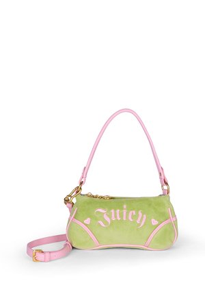 Borsa a spalla in camoscio verde con rifiniture e manici rosa, dettagli in oro e scritta "Juicy" ricamata in carattere gotico rosa con piccoli cuori.