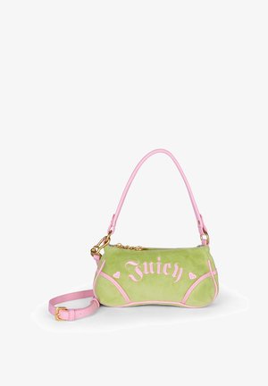 Borsa a spalla in camoscio verde con rifiniture e manici rosa, dettagli in oro e scritta "Juicy" ricamata in carattere gotico rosa con piccoli cuori.