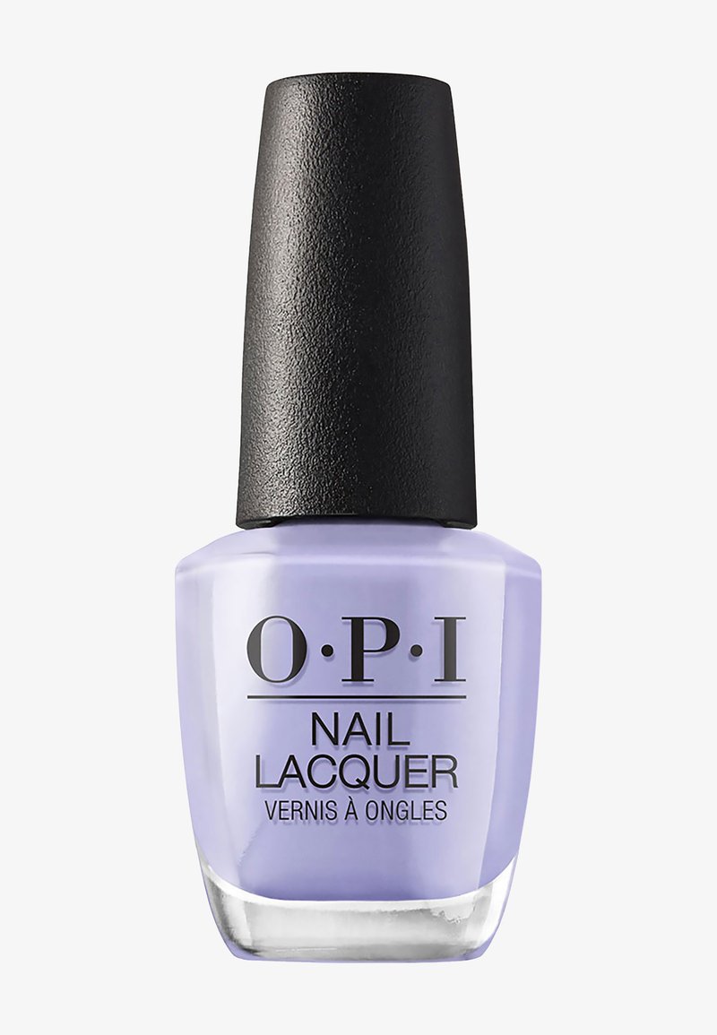 Lacca per unghie OPI di colore lavanda chiaro. Bottiglia di vetro quadrata con superficie liscia, tappo nero e etichetta trasparente che riporta il nome del prodotto.