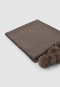 Sciarpa lavorata a maglia marrone con morbide pom-pom in pelliccia sintetica su un lato. Texture liscia con bordi arrotolati, dalla forma rettangolare che misura all'incirca.