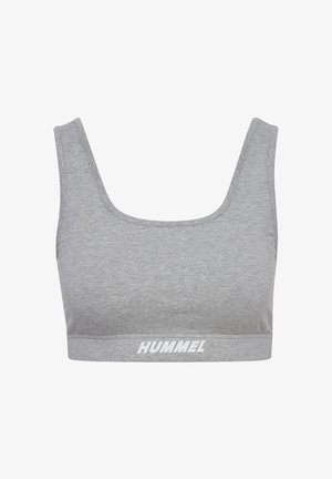 Szara sportowa biustonosz o szerokim dekolcie w kształcie łódki, wykonany z miękkiego materiału, z logo Hummel na dole. Bez wyściółki ani fiszbin.