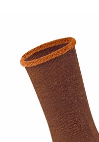 Chaussette marron avec un bord côtelé orange texturé. Le corps est en tricot lisse avec un motif vertical, comportant une large ouverture pour un enfilage facile.