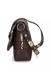 Brun syntetisk taske med en struktureret form, der har et mønstret rem, metalhardware og en glat overflade.