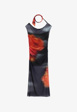 Lillelillene mustriga, läbipaistev, ilma varrukateta kleit, millel on must ja punane drapeeritud disain ning kaeluses vastav lips.