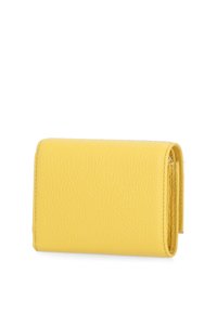 Portafoglio giallo in pelle con texture a grana, forma rettangolare e dettagli cuciti. Presenta un design a pieghe con un bordo chiuso.