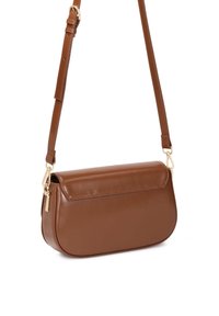 Borsa a tracolla in finta pelle marrone con una forma elegante e arrotondata, dettagli in metallo dorato e tracolla regolabile. Presenta una chiusura a patta.