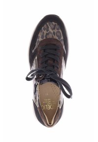Sneaker mit einem Leopardenmuster-Design, braunen Wildlederakzenten, schwarzen Schnürsenkeln und einem seitlichen Reißverschluss. Solide weiße Sohle mit perforiertem Fußbett.