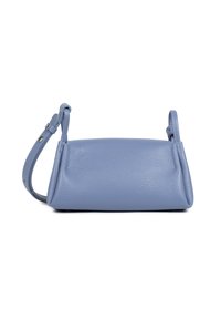 Borsa a mano in pelle blu con una finitura liscia e testurizzata, forma rettangolare piatta e una tracolla regolabile con un dettaglio a fibbia.
