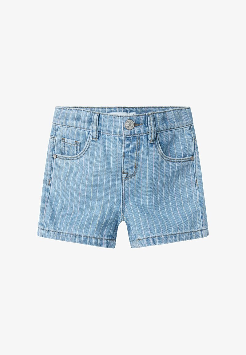 Shorts en denim bleu clair avec des rayures blanches verticales, cinq poches et une fermeture à bouton à l'avant. Comprend des ourlets cousus et une taille standard.