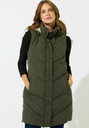 Olivegroene gewatteerde vest met hoge kraag, knoopsluiting en zijzakken. Heeft een chevron-gequilt ontwerp en een zachte textuur.