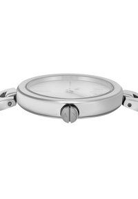 Reloj de pulsera plateado con caja redonda, esfera blanca minimalista y marcadores horarias en forma de palillo. Cuenta con una corona de doble botón y una pulsera de metal lisa.