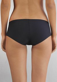 Zwarte bikini onderkant met een gladde, rekbare textuur, een lage taille en een minimalistisch ontwerp; heeft een schone naad aan de achterkant.