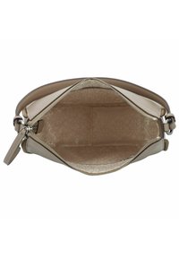 Beige Lederhandtasche mit Reißverschluss, ausgestattet mit einer glatten Außenseite und einem gefütterten Innenraum, der ein dezentes Markenmuster zeigt.