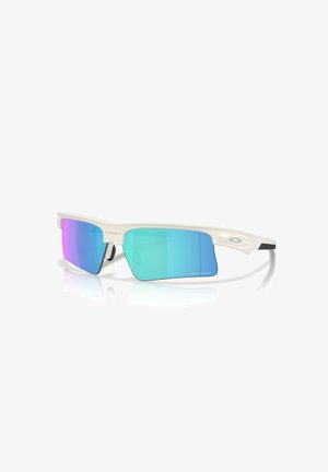 Occhiali da sole sportivi bianchi semirimless con lenti rettangolari specchiate blu-viola e naselli neri su sfondo bianco.
