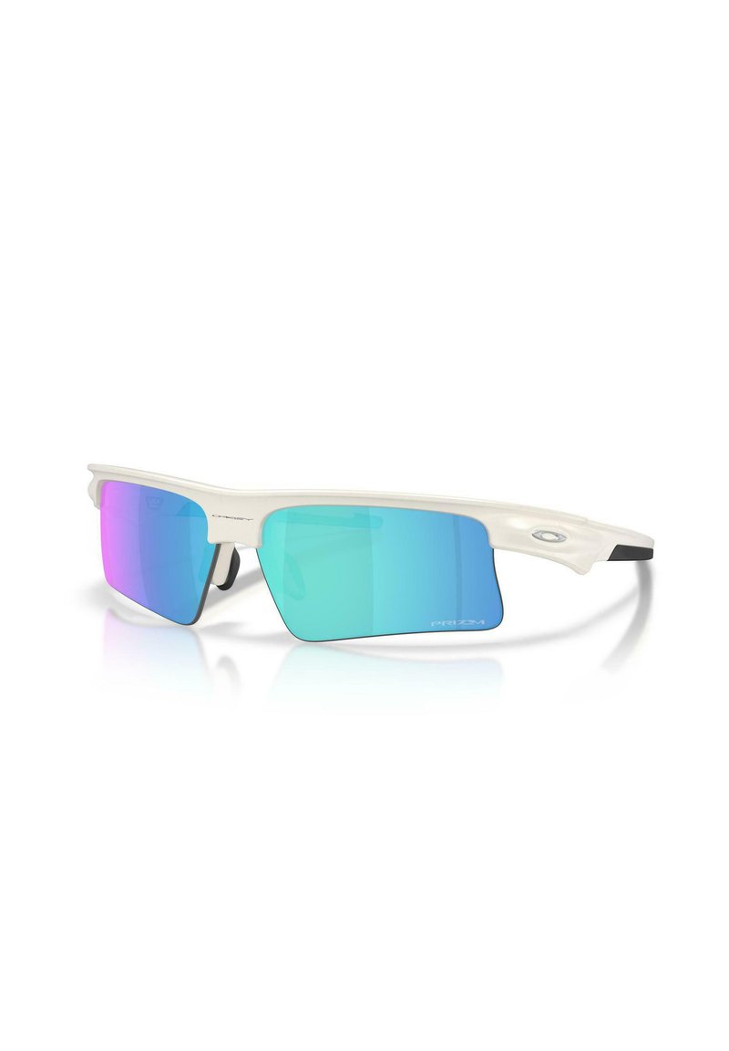Gafas de sol deportivas blancas semimarco con lentes rectangulares azul-morado espejadas y almohadillas negras para la nariz sobre un fondo blanco.