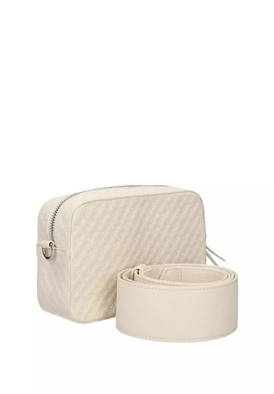 Borsa a mano rettangolare color crema con tessuto testurizzato, chiusura con zip e tracolla piatta. Presenta piccoli dettagli in metallo e bordi arrotondati.