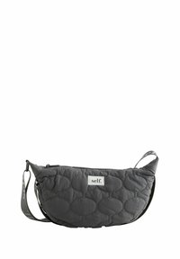 Pikowana ciemnoszara półksiężycowa torba na ramię z czarnym przeszyciem, regulowanym paskiem, zapięciem na zamek błyskawiczny oraz białą metką z napisem „self.” na przodzie.