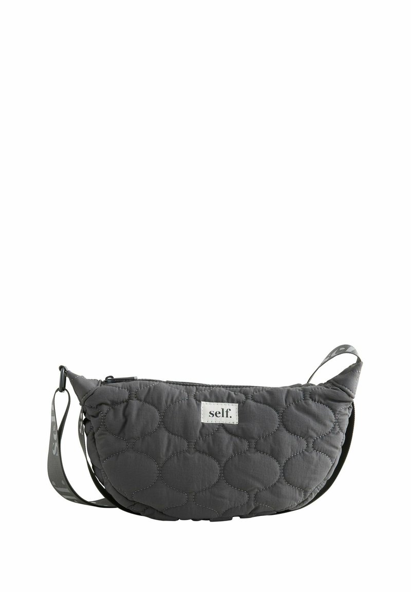Pikowana ciemnoszara półksiężycowa torba na ramię z czarnym przeszyciem, regulowanym paskiem, zapięciem na zamek błyskawiczny oraz białą metką z napisem „self.” na przodzie.