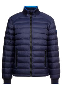 Námořnicky modrá péřová bunda s stojatým límcem, zipem na přední straně a žebrovanými manžetami. Má vodorovný prošívaný design a modrou vnitřní podšívku.