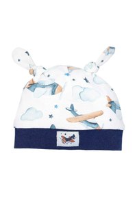 Knappet babyhue i hvid bomuld med blå og orange fly- og skymønstre, mørkeblå manchet og et mærke med en ræv.