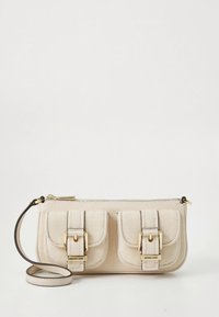 Sac à main à texture crème avec ferrures dorées, deux poches avant sécurisées par des boucles, et une bandoulière amovible pour une polyvalence accrue.