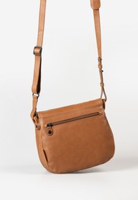 Braune Leder-Crossbody-Tasche mit einem Reißverschluss-Frontfach, verstellbarem Schultergurt, runder Form und strukturiertem Finish.