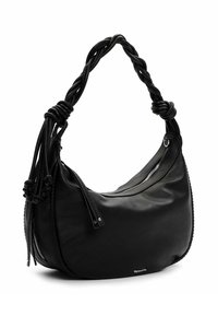 Musta nahkainen hobo-laukku, jossa on punottu kahva, vetoketjullinen tasku ja teksturoitu pinta. Kahvan tyvessä on ainutlaatuinen solmu yksityiskohta.