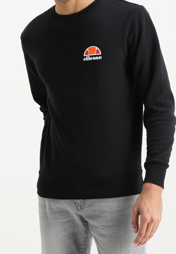 Sudadera negra de algodón, con cuello redondo y puños de canalé. Muestra un pequeño logotipo rojo y blanco en el pecho.