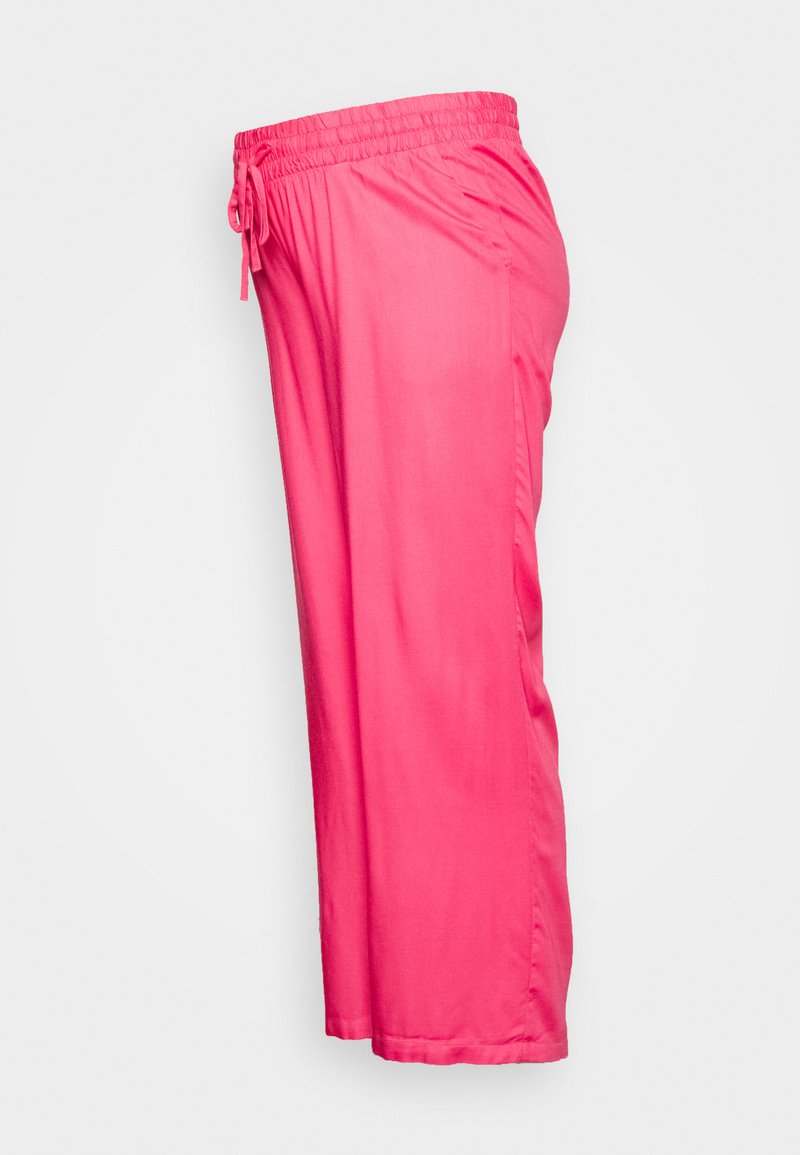 Calças leves, elásticas na cintura, cor-de-rosa, com bolsos laterais; textura suave e corte reto, chegando até à altura da meia-calça.