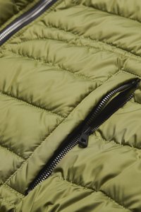 Olivenfarbene Steppjacke mit strukturierter Oberfläche und gestepptem Design, ausgestattet mit einer schwarzen Reißverschlusstasche, glattem Material und sichtbaren Nähten.