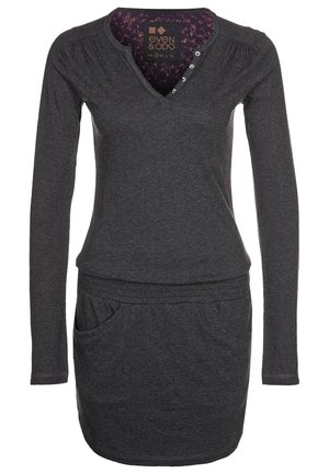 Vestido de mangas largas gris oscuro con escote en V y botones, hombros fruncidos y cintura ajustada con bolsillos. Material suave y elástico.