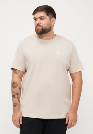 Beige T-shirt met korte mouwen en een ronde hals, met een klein wit logo op de linkerkant van de borst, gemaakt van een gladde, rekbare stof.
