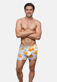 Boxershorts i blå med hvide striber, prydet med et mønster af gule gummidyr. Elastisk talje med teksten "MR UKKO".