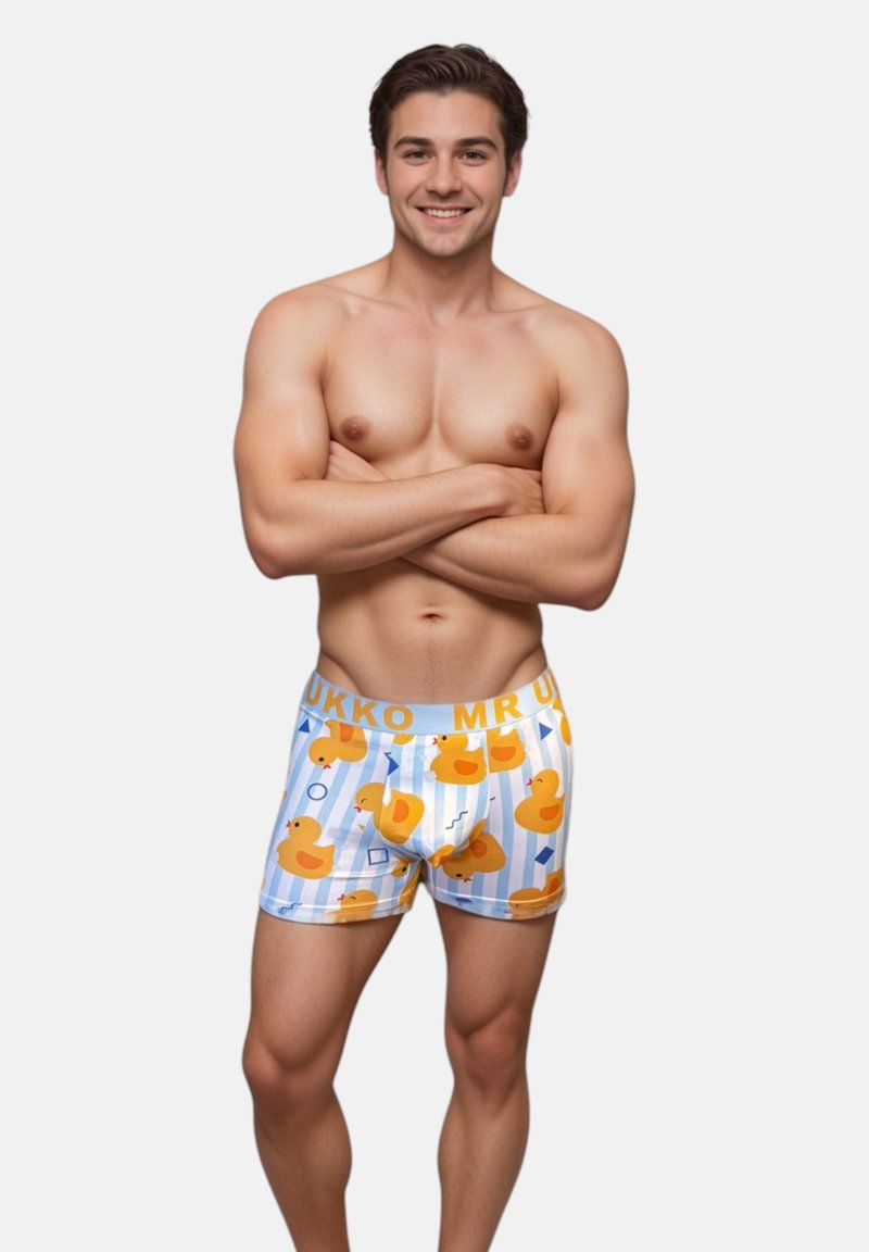 Boxershorts i blå med hvide striber, prydet med et mønster af gule gummidyr. Elastisk talje med teksten "MR UKKO".
