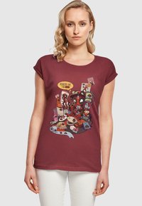 Bordeaux bomulds t-shirt med et farverigt tegneserie-graphic af figurer og objekter, med teksten "ROYALTIES ER..." fremtrædende vist.