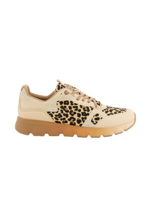 Beige sneakers med leopardtrykte accenter, der har en glat tekstiloverdel, polstret krave og en struktureret gummisål.
