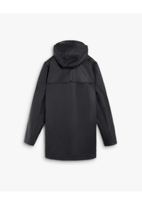 Chaqueta de lluvia negra de manga larga con capucha, vista desde la parte trasera, que presenta una solapa en el hombro para ventilación.