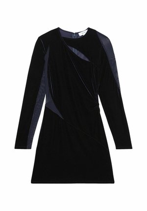 Schwarzes Samtkleid mit langen Ärmeln, das ein drapiertes Design, durchsichtige Seitenpaneele und ein Ausschnitt-Detail am Halsbereich aufweist.