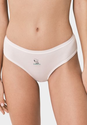 Gros plan d’une personne portant des sous-vêtements blancs avec un petit motif Snoopy et le mot « SMILE » imprimé sur le devant.