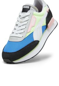 Puma-Sneaker mit einem mehrfarbigen Obermaterial in Blau, Weiß, Grün und Schwarz mit strukturierter Oberfläche, weißer Sohle und Schnürverschluss.