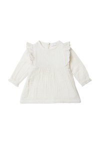 Robe blanche à manches longues avec une bordure en dentelle ondulée, un tissu texturé, un corsage froncé et une fermeture à boutons dans le dos.