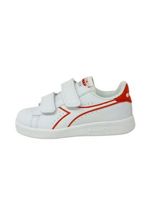 Scarpa sportiva bianca con accenti rossi, cinturini in velcro, design perforato e suola in gomma solida. Logo Diadora sul lato.