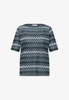 T-SHIRT WITH BOAT NECK AND ZIG-ZAG-PRINT - T-shirt imprimé - deep bound green