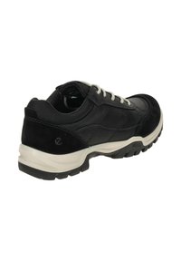Zapatilla de cuero negro y ante con cordones grises, cuello acolchado y una suela de goma negra gruesa. Presenta un logo en el talón y detalles de costura.