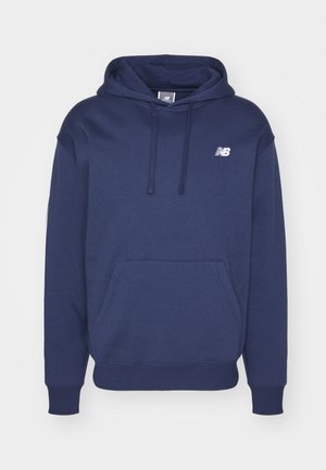 Felpa blu navy realizzata in tessuto misto cotone. Presenta una tasca a marsupio frontale, cappuccio con cordoncino e logo bianco sulla parte superiore sinistra del petto.