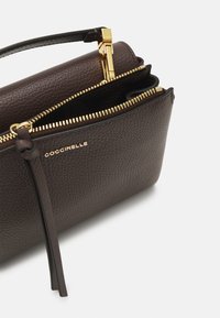 Coccinelle ARLETTIS SIGNATURE - Rokassoma - fondant brown